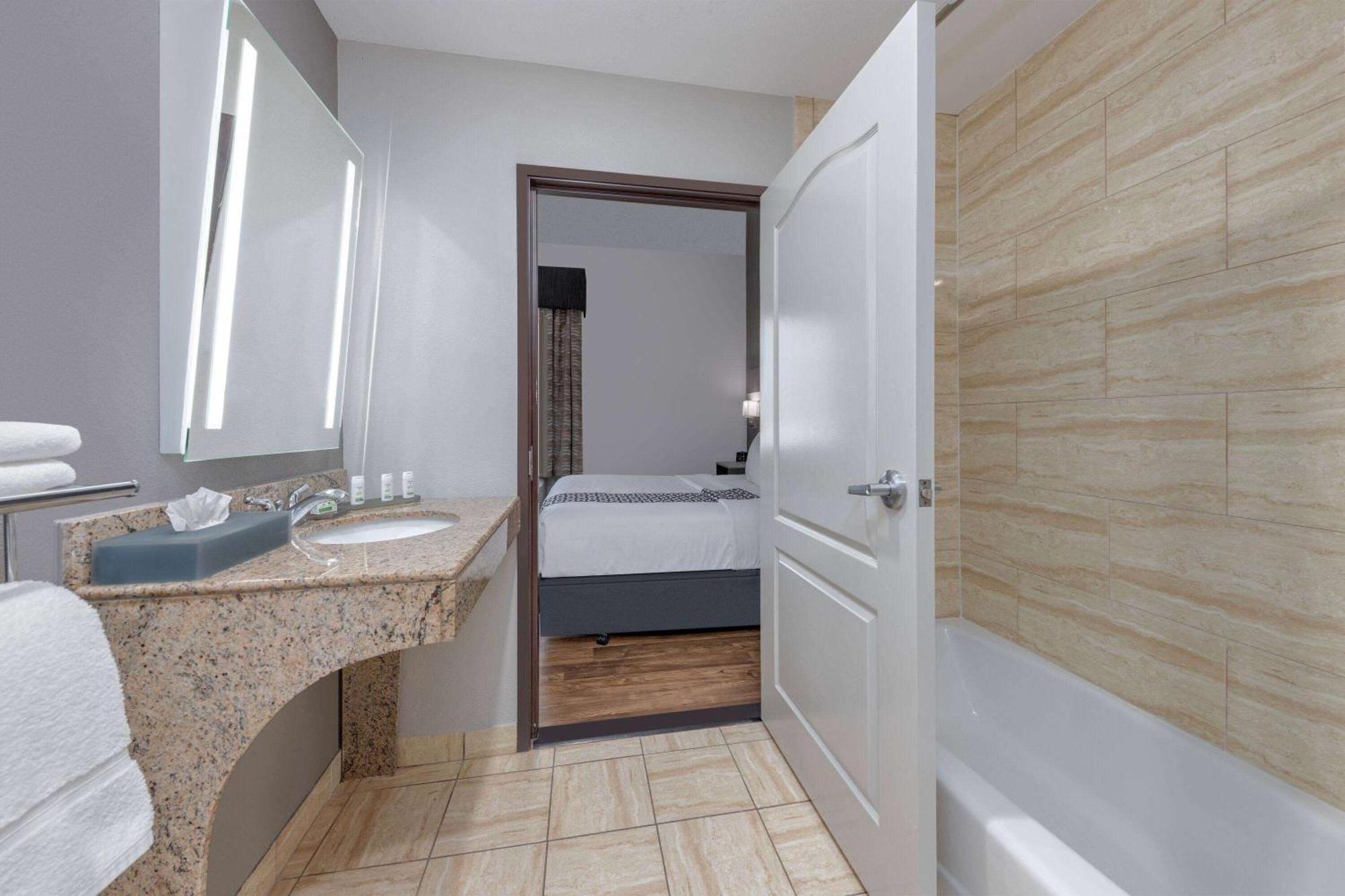 La Quinta By Wyndham Allen At The Village Exterior photo