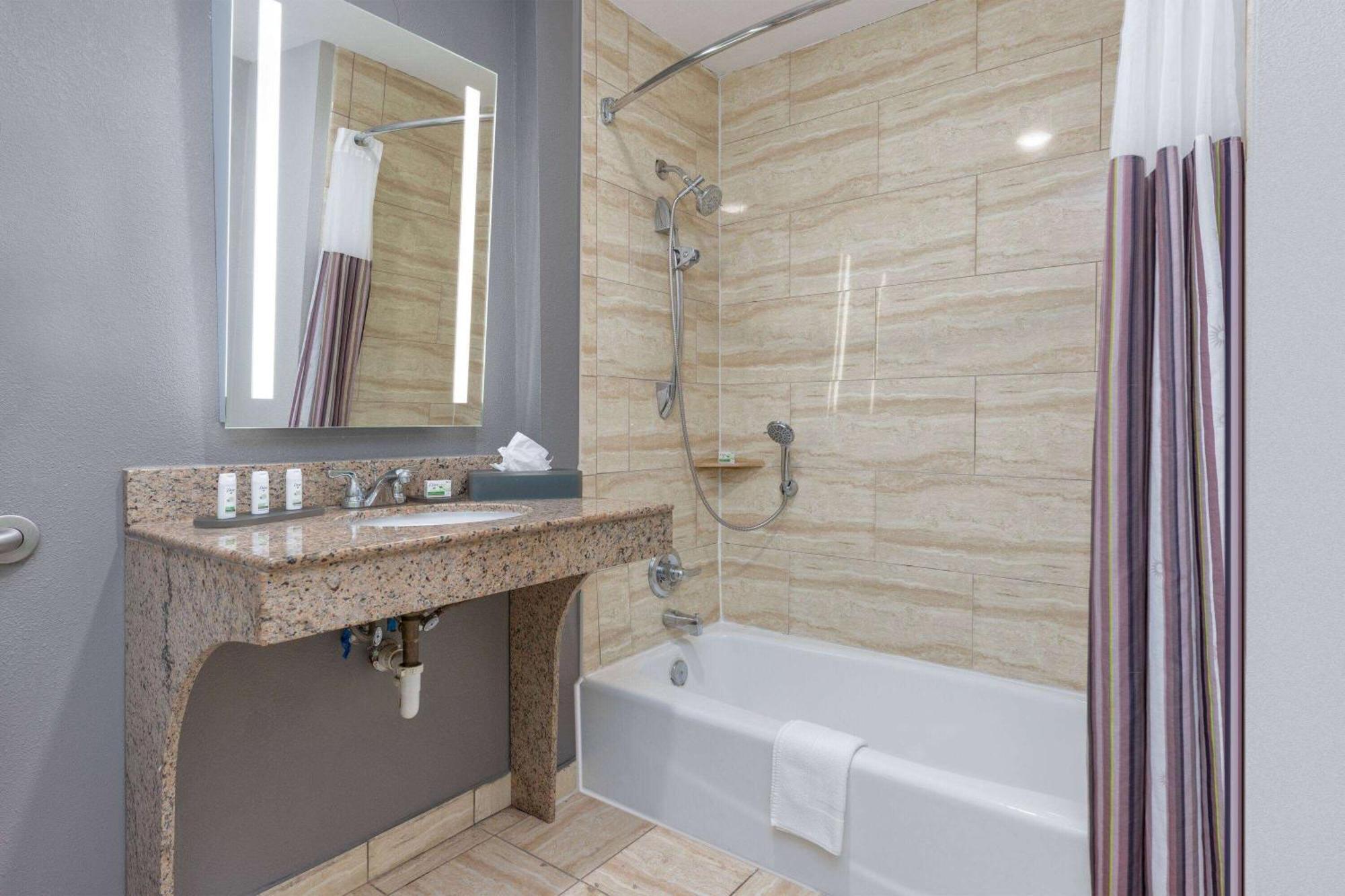 La Quinta By Wyndham Allen At The Village Exterior photo